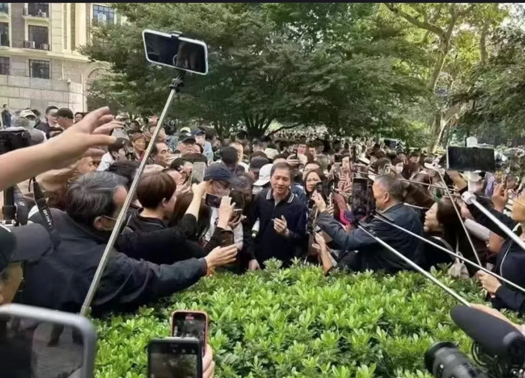 上海爷叔现身，被股民围观
上海爷叔，因7月和9月分析预测股票，诸多言论呗剪辑成视
