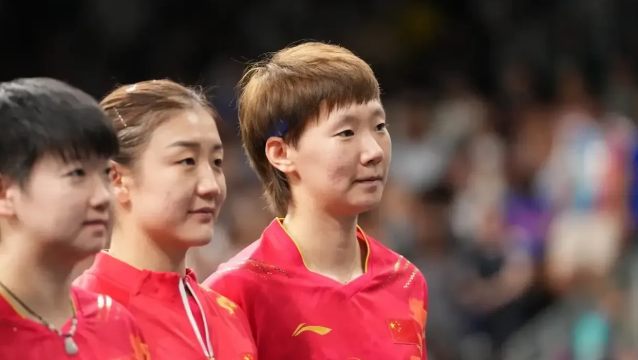 国兵女团比赛结束后，记者过来采访孙颖莎与陈梦、王曼昱，不料三人却是你看看我、我看