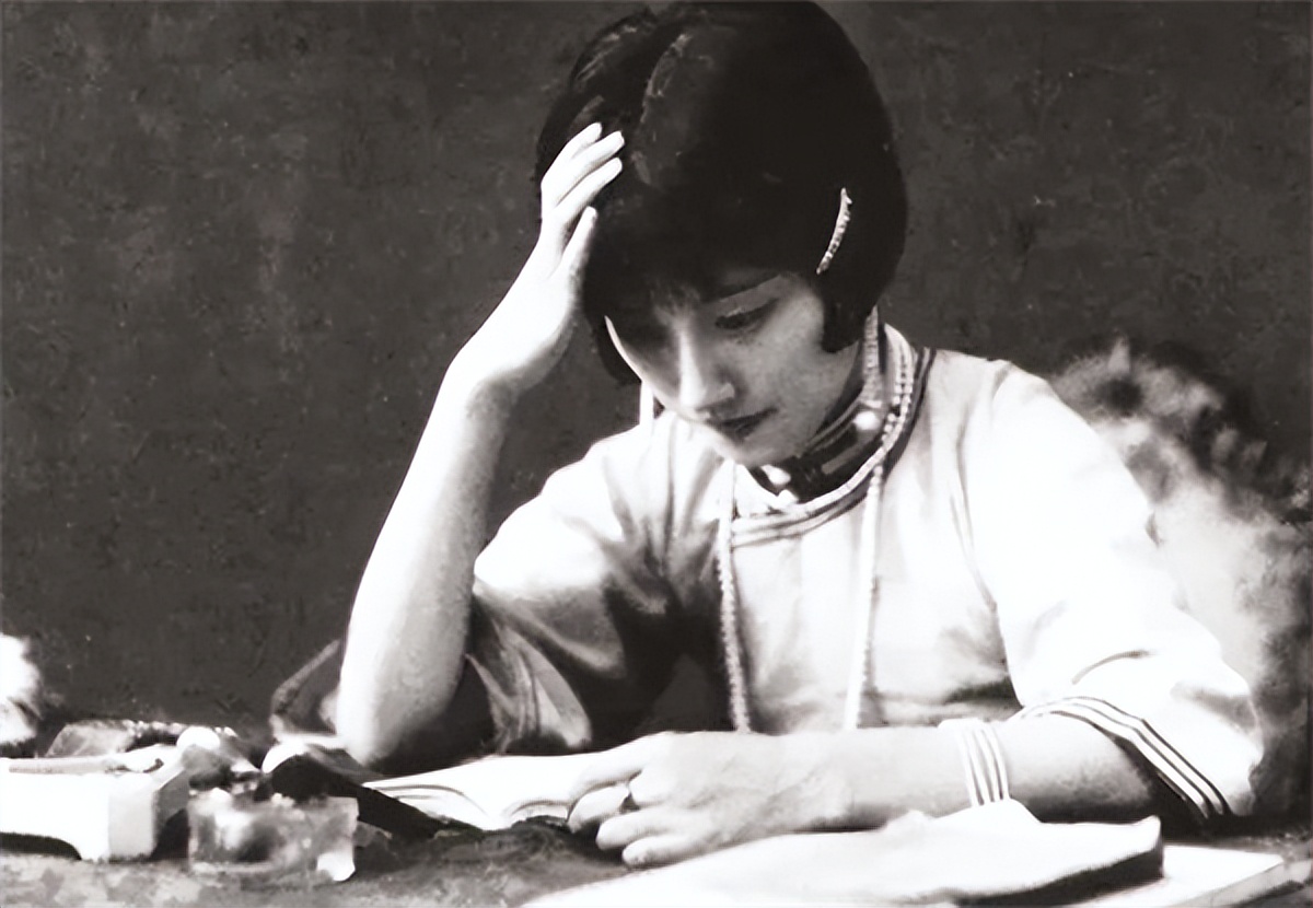 1965年，62岁陆小曼去世。翁瑞午的长女翁香光闻讯赶来，见四下无人，迅速解开陆
