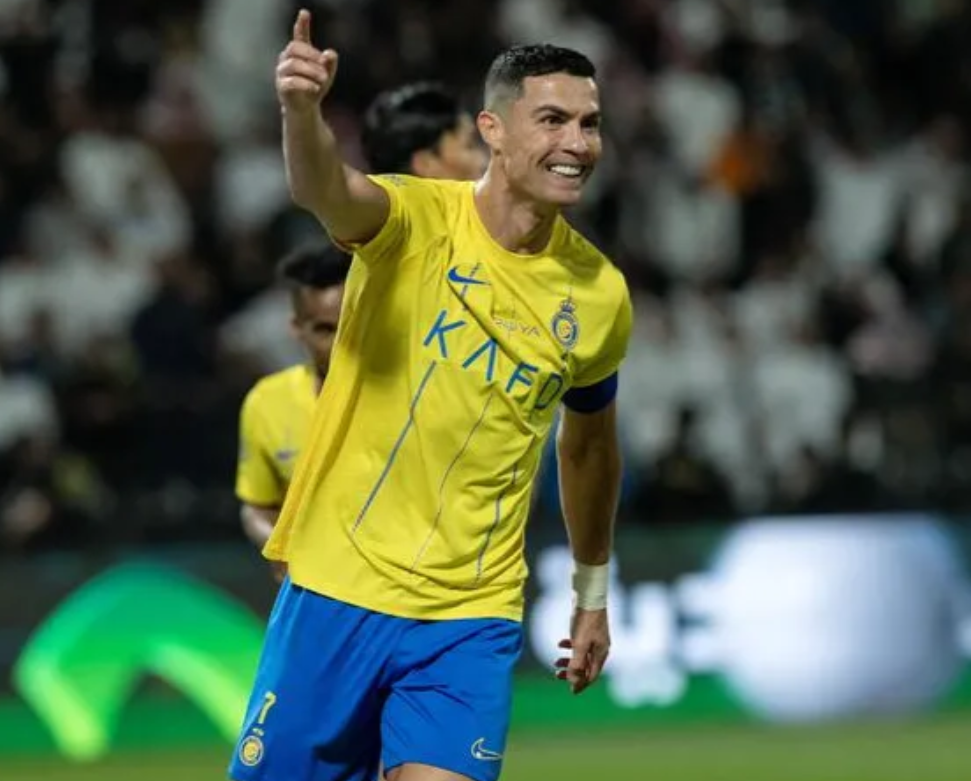 历史第911球！
在本轮沙特联赛中，利雅得胜利1比2输球，但是C罗打进一球。这是