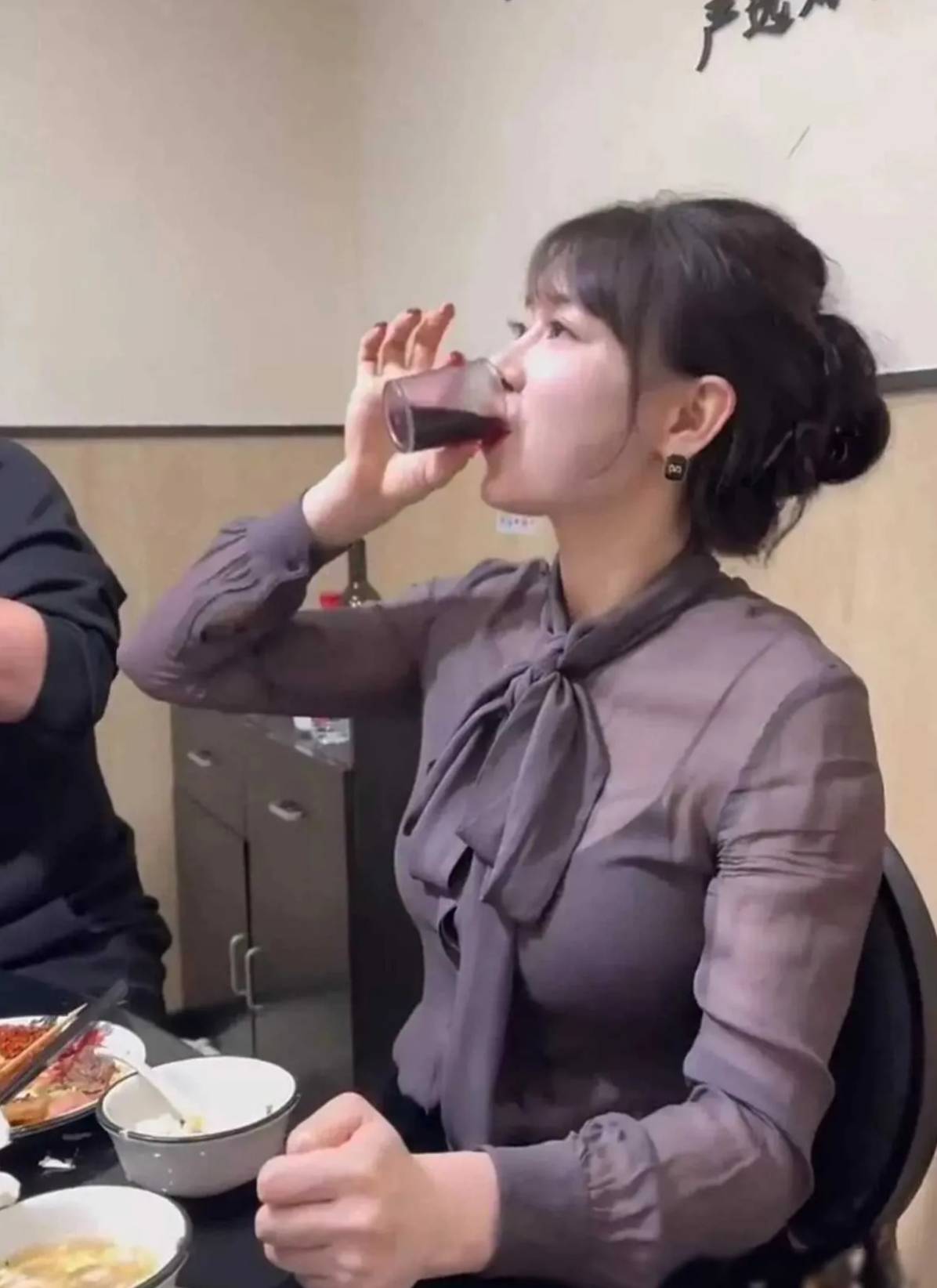 单位聚餐，突然有一个陌生男子进来，举着酒杯说：“大家好，我过来跟你们喝杯酒，互相