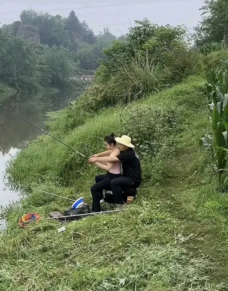 重色轻友的家伙，要好一起去钓鱼的，推脱说有事，放了我们几个人的鸽子，却跑到这偏僻