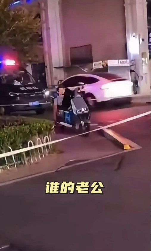 这个外卖小哥真的太累了，他自己和他的亲人都没有想到，仅仅在杭州的街道边稍微休息了