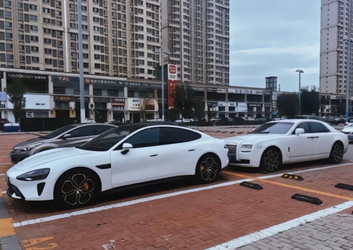 为什么30万的车和1000万的车，停在一起竟然不落下风