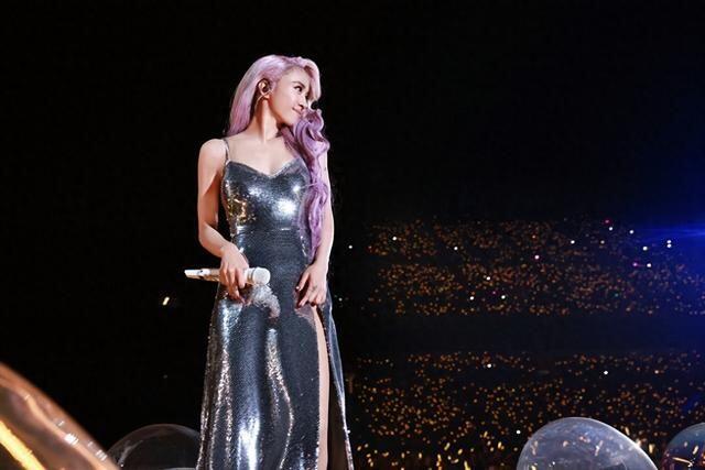 蔡依林银色战袍