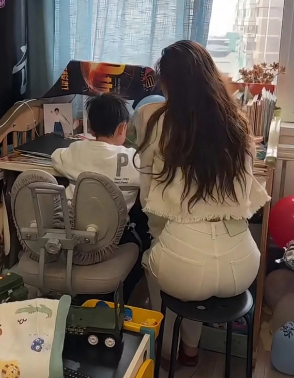 妈妈耐心辅导着孩子的作业
