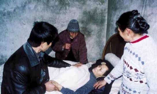 男子救十九人重病无人救

                           