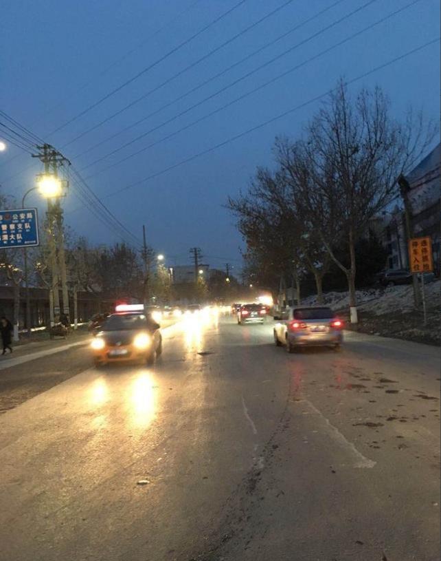 上海，男子夜间驾车在某路口右转时，交警将其拦下，以其车辆前灯灯光的亮度，明显超过