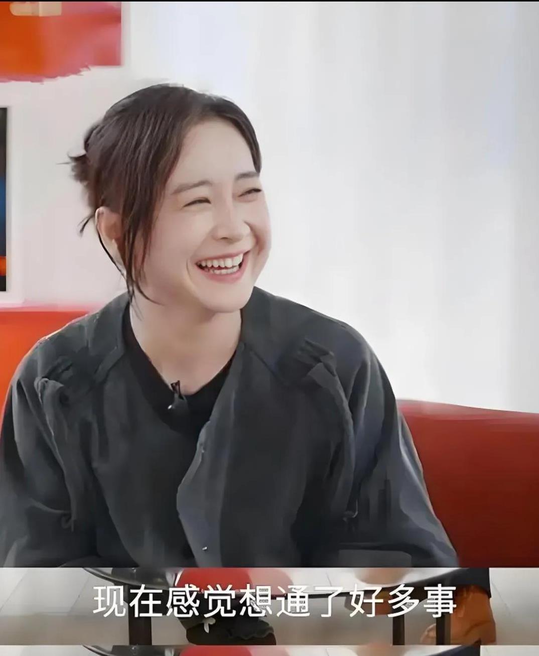 #贾玲蜕变之路# 贾玲近期坦言，对综艺舞台产生了些许疏离感，内心萌生了不再继续的