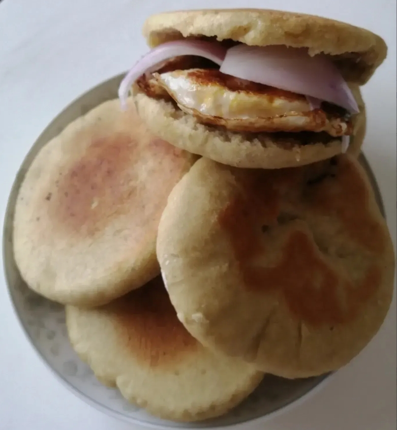 今日立秋。我们这里，风俗是早吃烧饼，午吃饺子。

年轻人上班，午餐都是在外解决。
