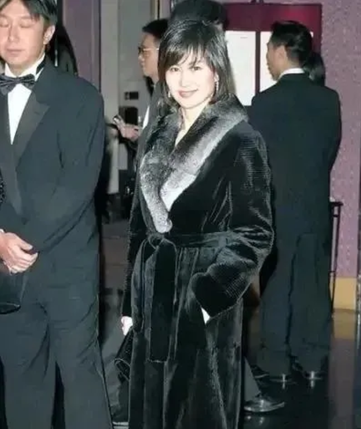 这衣服何超琼穿了30年，是陈百强送的？