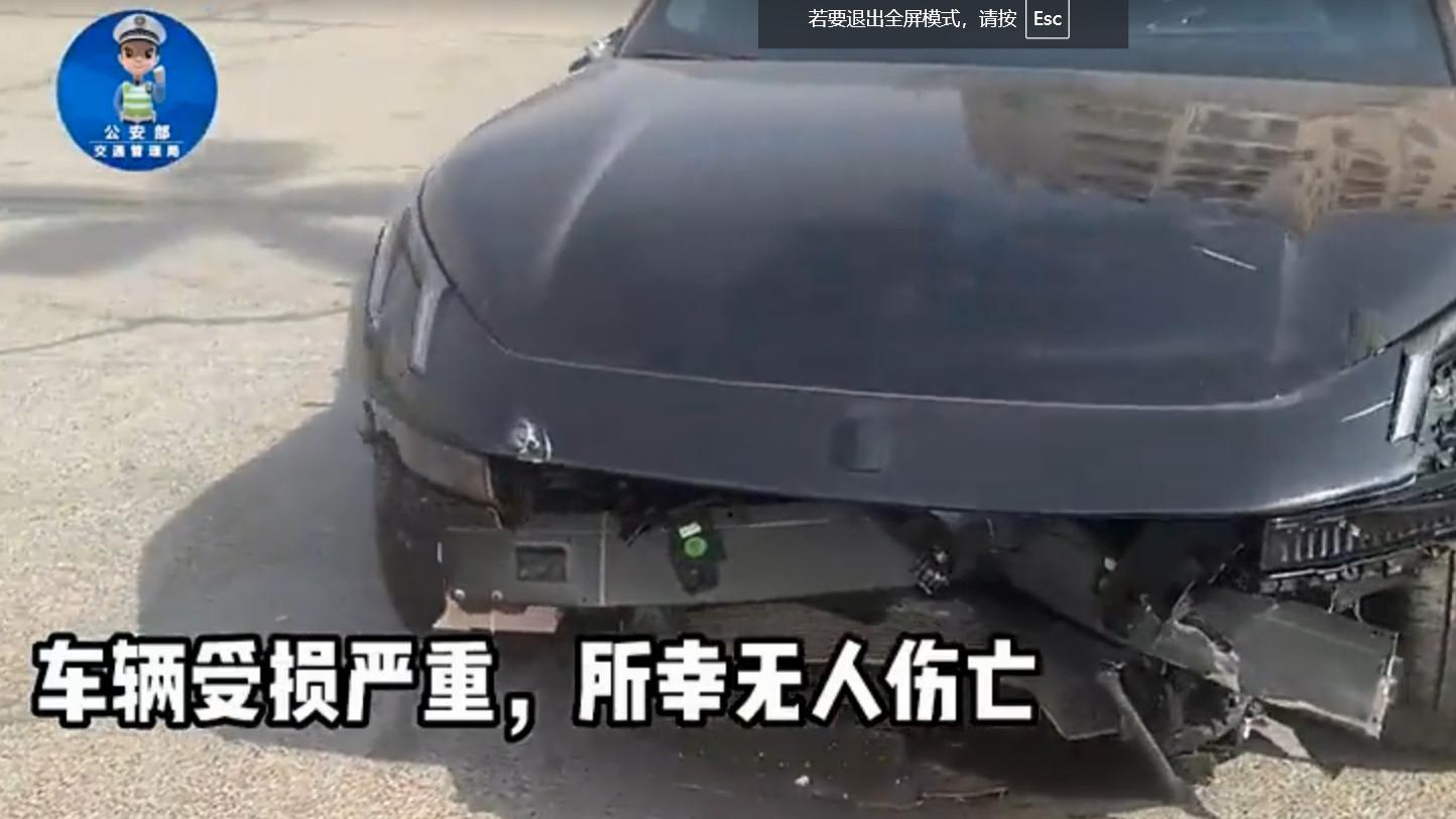 开了智驾就放心睡觉？看把车撞的！