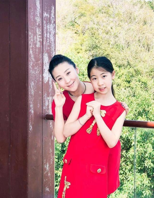苗圃：从荧屏到富豪太太的传奇人生