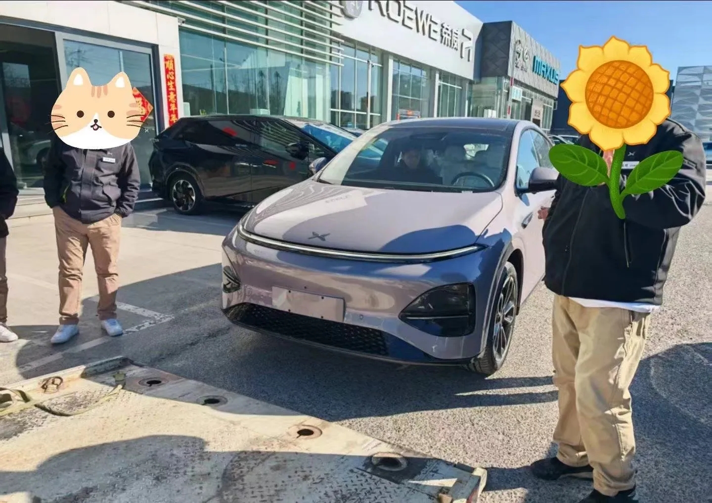 小鹏新G6（紫色)开始往门店发展车了。新G6贯穿前脸的灯线移出了小鹏标，这个轻微