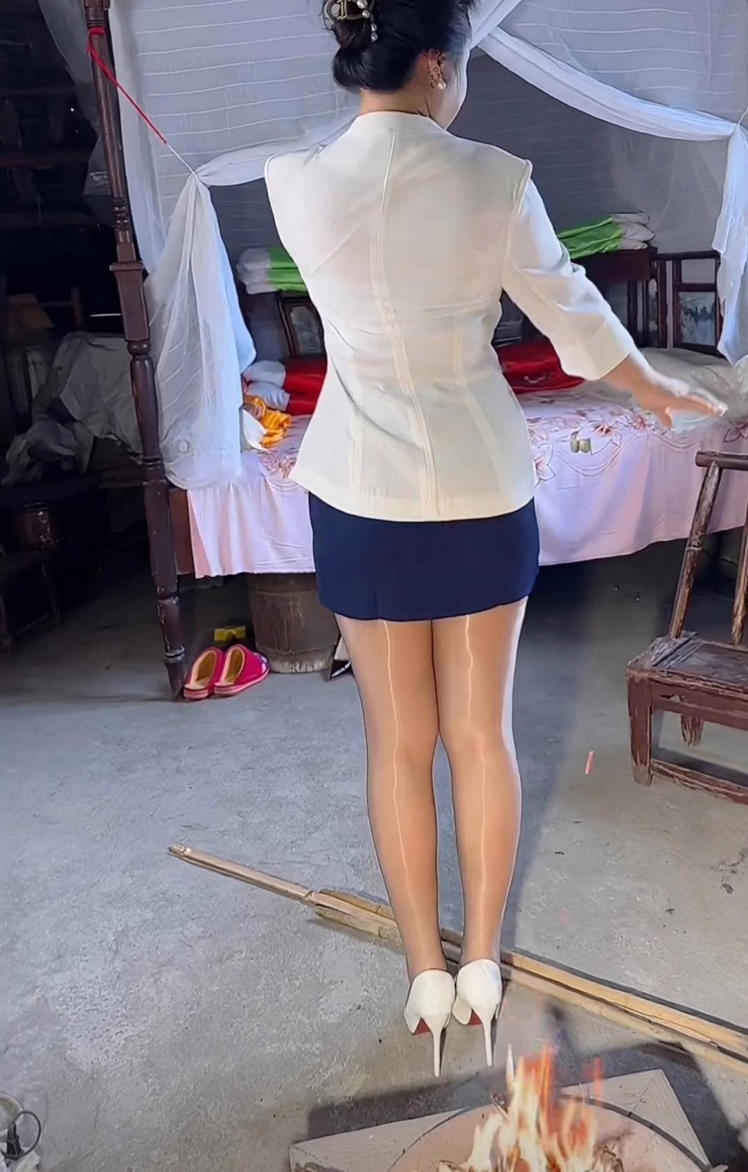 冬天我们农村的取暖方式，房间里放一火盆，然后在火盆里放些柴火，这熊熊的火一燃烧，