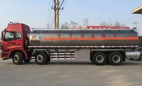 我看了一圈一个最大的疑点是：新京报里说的油罐车，是装散装油卖给第三方企业的，这些