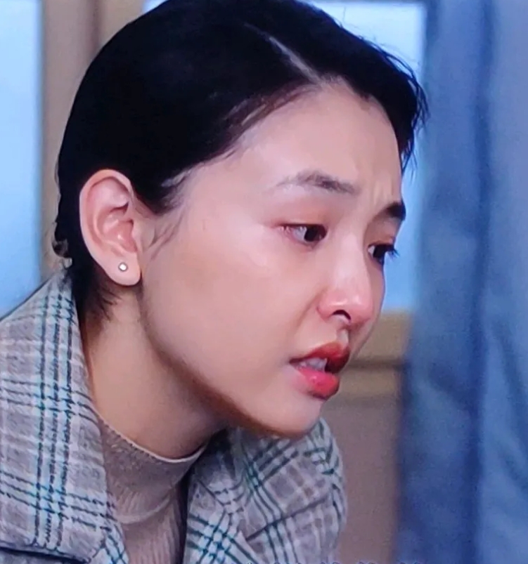 电视剧《六姊妹》里，老四何家欢原本与方头过着安宁幸福的日子。但由于张秋林回国，他