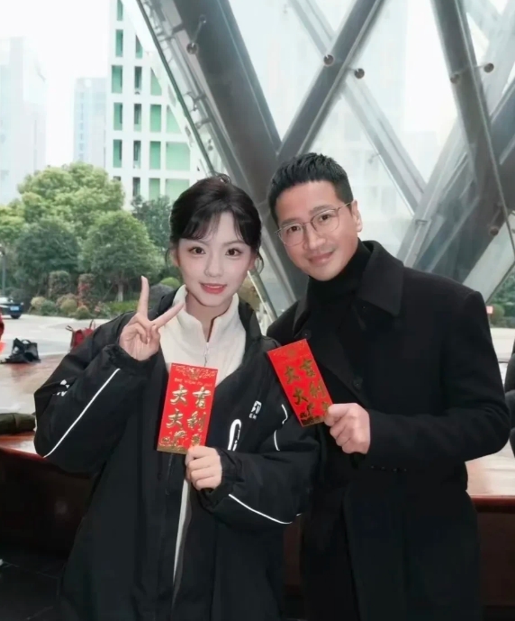 继刘晓庆以后，又有一位演员跨入短剧赛道！
右边这位我不说名，估计没几人能认出来！