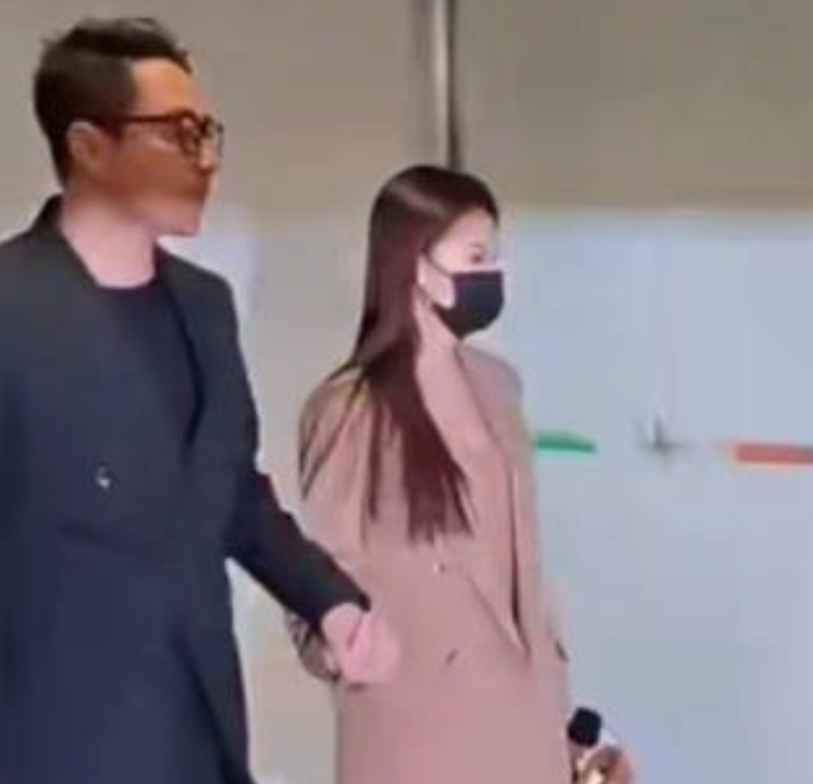 有人声称汪小菲争夺孩子抚养权的官司一定不会输，可同时又希望他吃相好看一点。

其