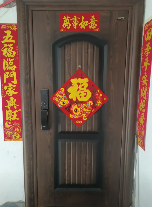 对门刚换了一个门，门上装有摄像头正对着我家，每天出入都感觉摄像头像一个眼睛在一直