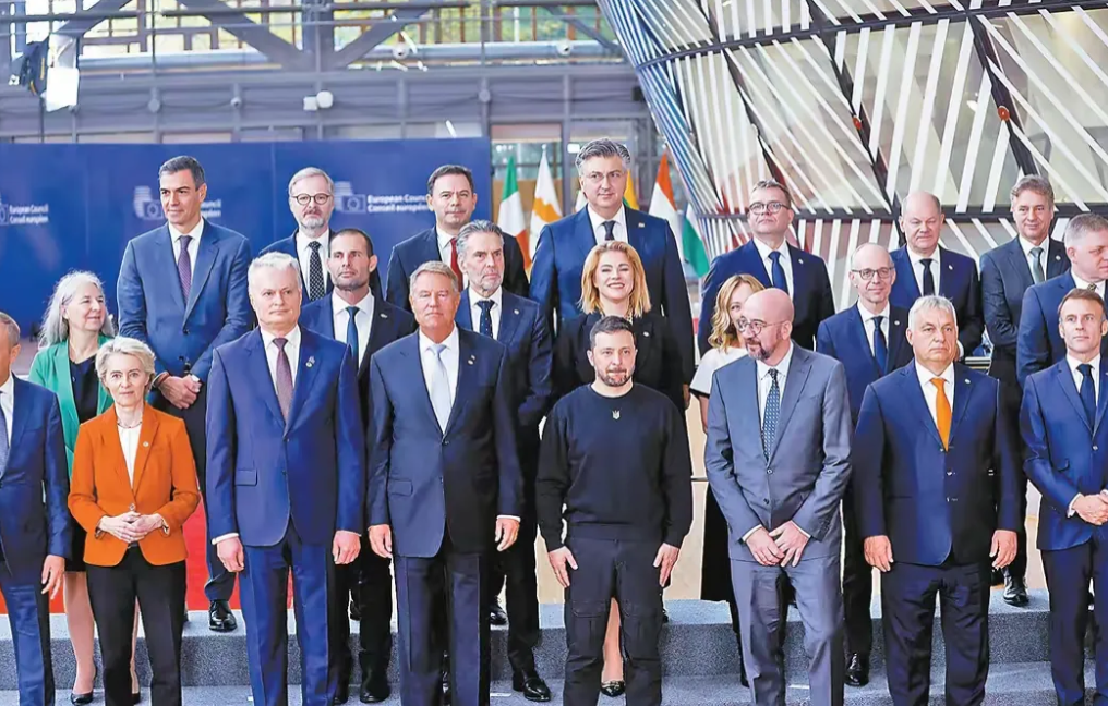 泽连斯基逼迫北约做出承诺。

“要么让乌克兰拥有核武器，要么让乌克兰加入北约”—