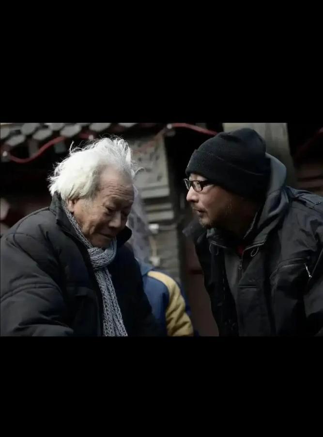 这位老艺术家叫管宗祥！

1922年12月出生于山东临沂，父母为生计带着一家老小