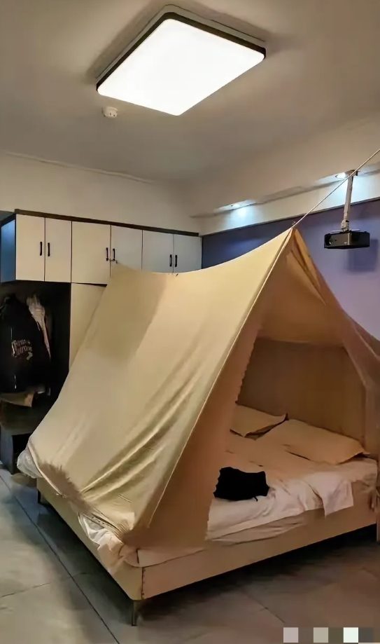 一对情侣外出住酒店为了防止被偷拍，只能出此下策了。
