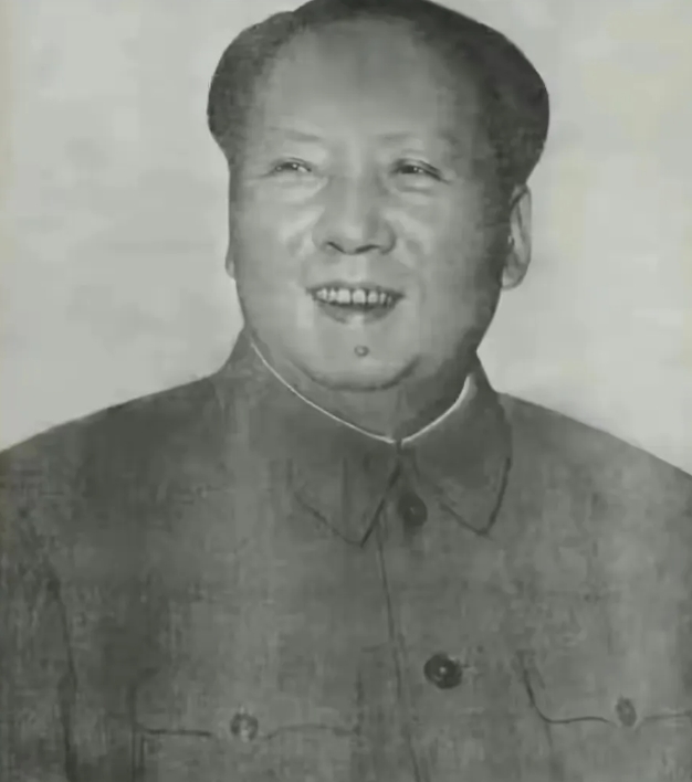 报纸的一个版面只有伟人的一张照片，可能是绝无仅有的。

时间是1970年1月1日