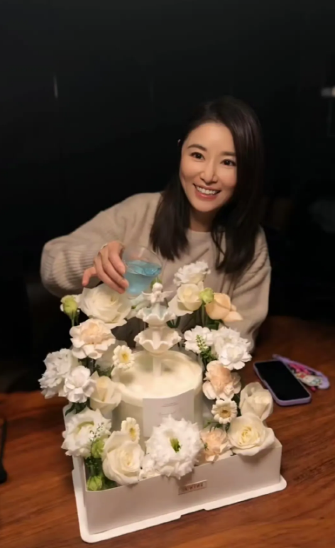林心如49岁了，跟好友们一起过生日的她状态好极了!
大大的眼睛圆圆的脸配上醉人的