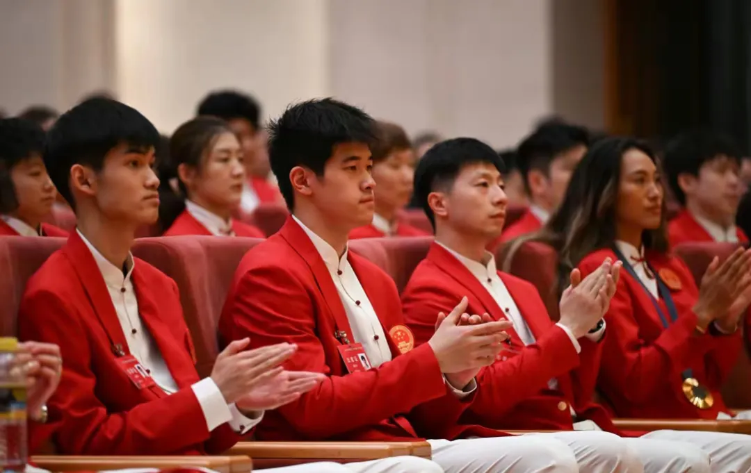 在盛大的表彰大会上，国乒六位主力球员的座位安排终于水落石出：

1. 首排荣耀：