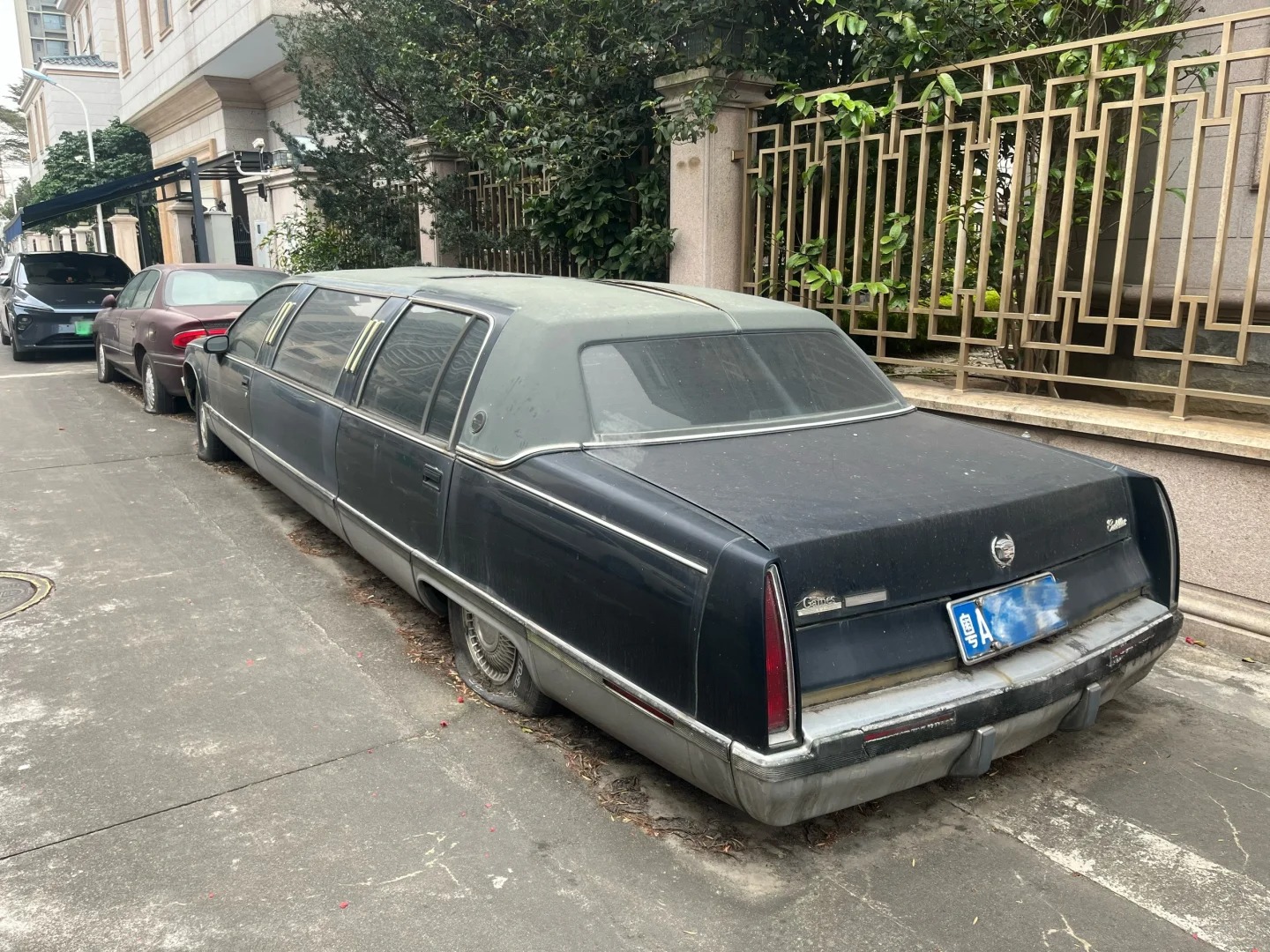 十年前就见到这辆豪车，十年后依旧如故
#梦中情车
 #凯迪拉克 #豪车
去广东参