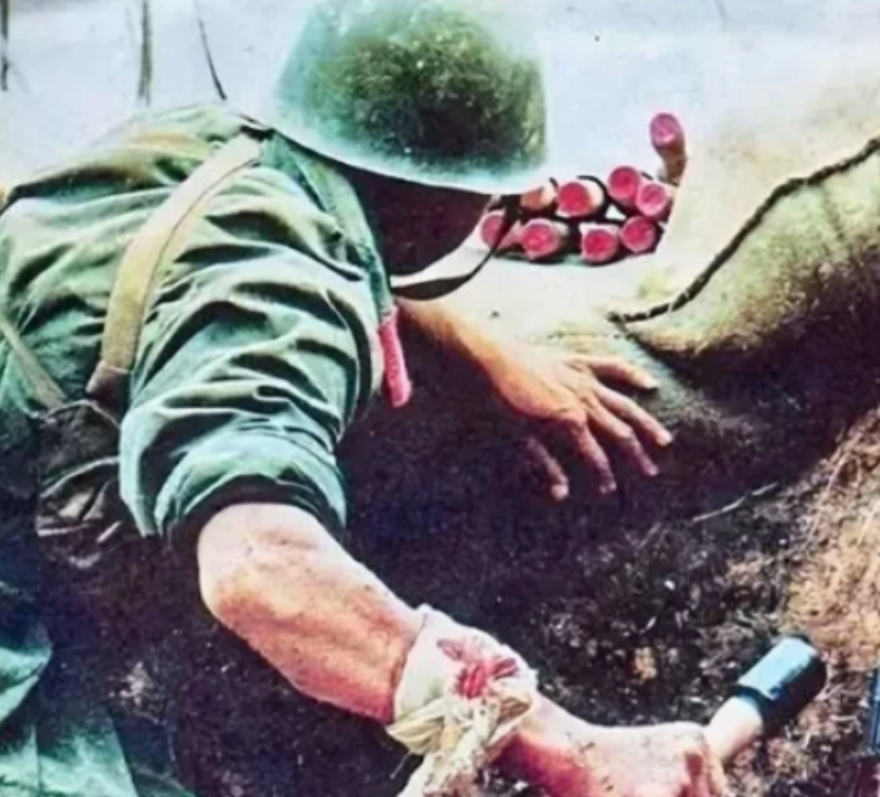 1984年，老山战斗中，一名22岁战士误闯越军指挥所，在一个山洞里，他发现里面竟