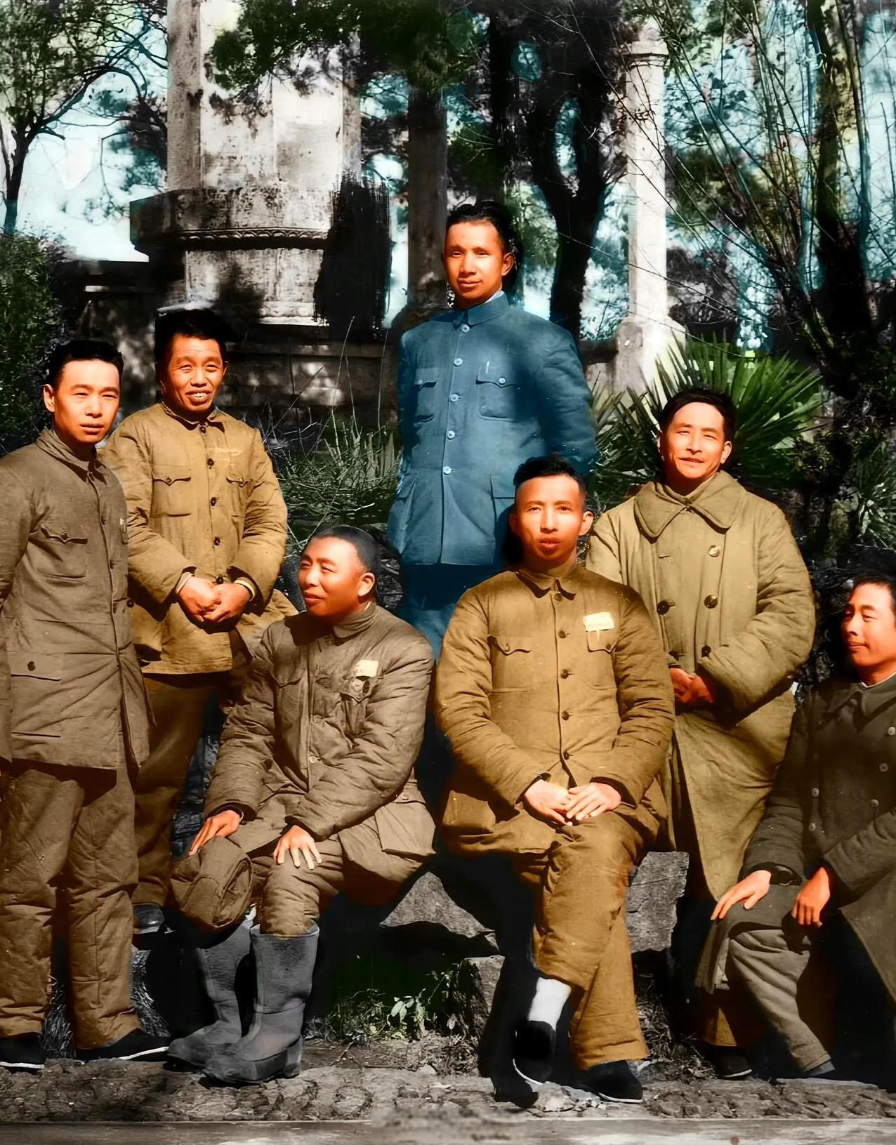 将星云集，据说这是三野主官的集体照，我只认识栗裕大将，别的，不认识。
有高手吗，