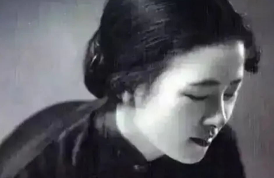 1953年，时任北京市副市长的吴晗，要拆除部分古建筑，遭到林徽因阻拦。他指着林徽