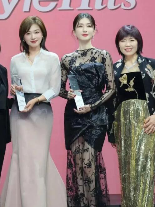 原本以为万茜就很美了。
可和江疏影合影才知道。
万茜直接被碾压了。
从颜值上看，
