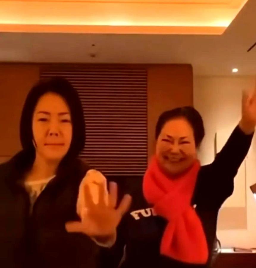 小S真是摊上大事了！

代言的品牌黄了！

老公投资的餐饮公司倒闭了！

女儿的
