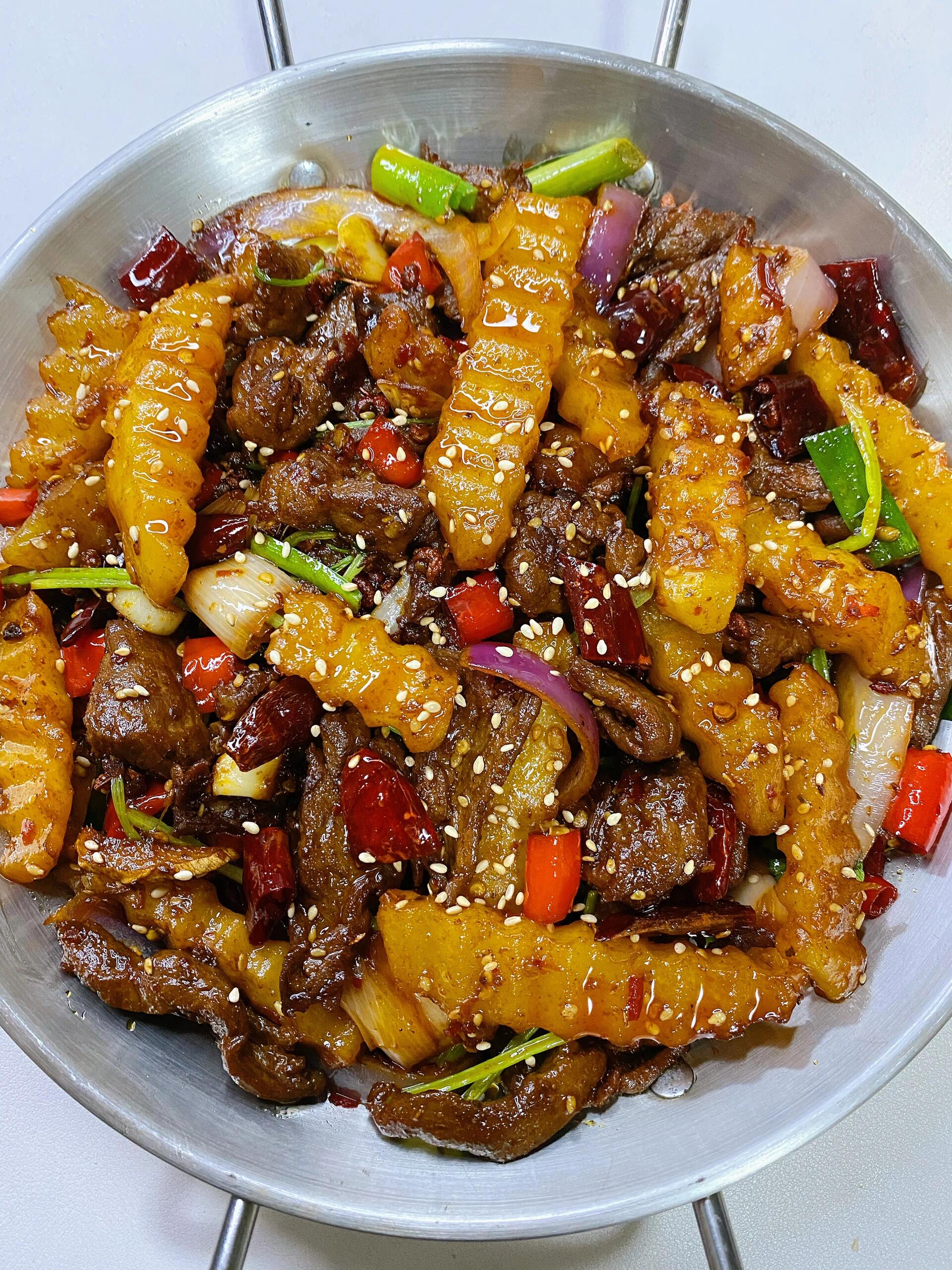 干锅牛肉 麻辣鲜香 好吃到停不下来 绝了
食材:牛肉、土豆、洋葱、蒜苗、香菜、小