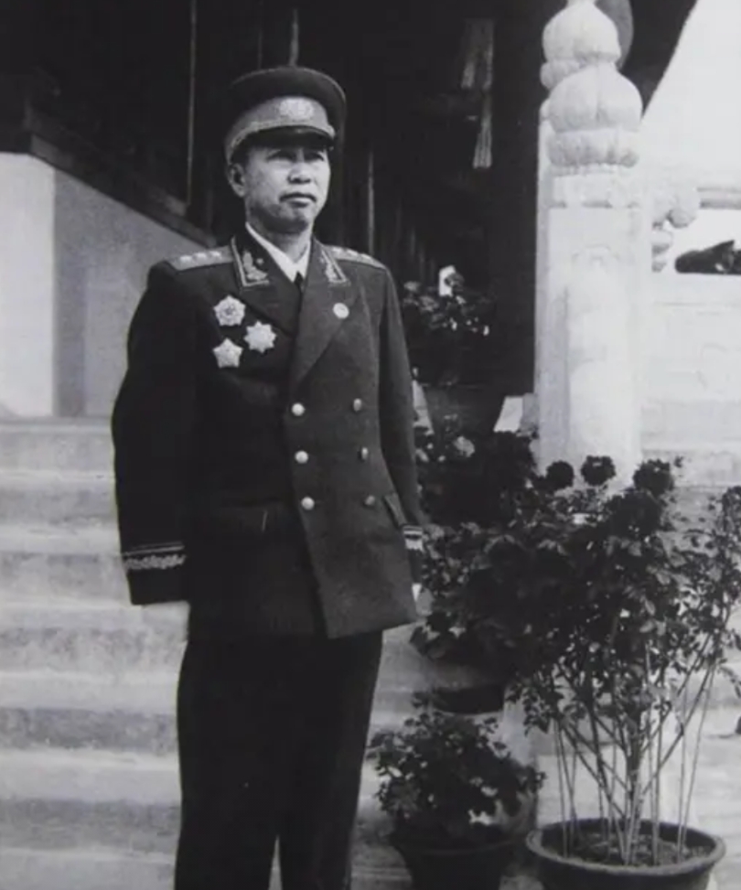 1939年秋天，远赴苏联的刘亚楼，从一位战友口中得知，自己在延安的妻子员凌漪改嫁