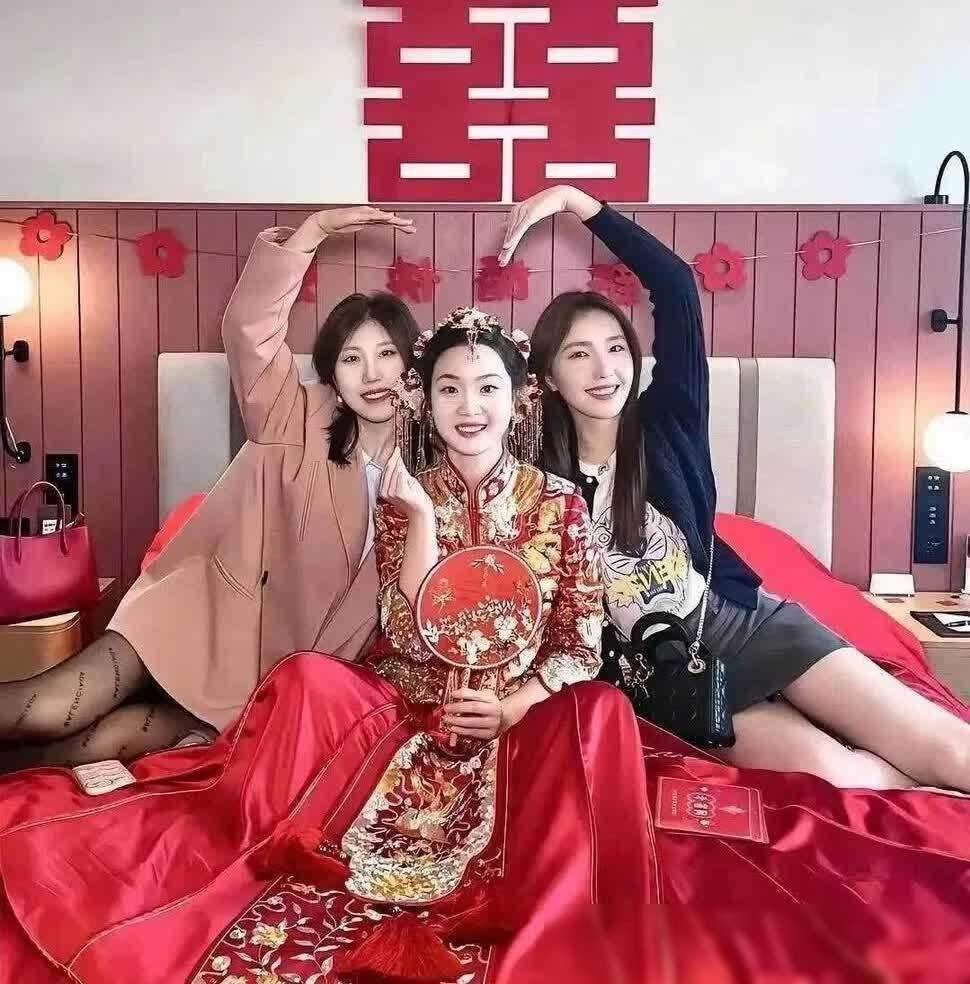 婚礼当天，惊艳一幕发生——两位美若天仙的伴娘竟超越了新娘的光彩！全场惊讶，新娘难