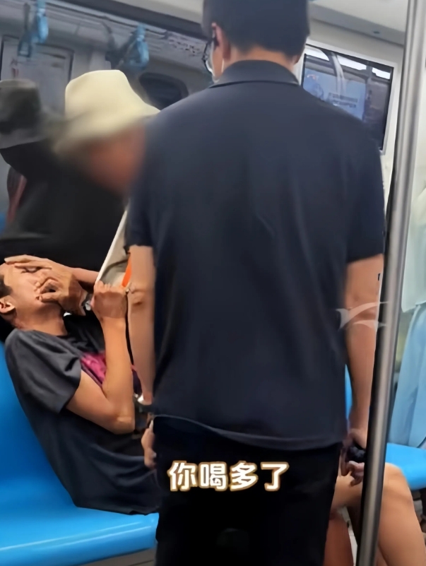 这下青岛警方犯难了，锁喉老人咋处理？

行拘几天？显然存在一定风险，别看地铁上爆