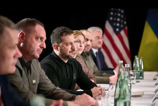 泽连斯基夜袭阿联酋，三次拒绝美国背后藏致命杀招刷到航班雷达图惊掉下巴——乌克兰总