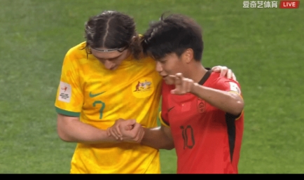 中国U20的攻击王牌之一的蒯纪闻和澳大利亚7号效力于英冠QPR 的丹尼尔本尼交流