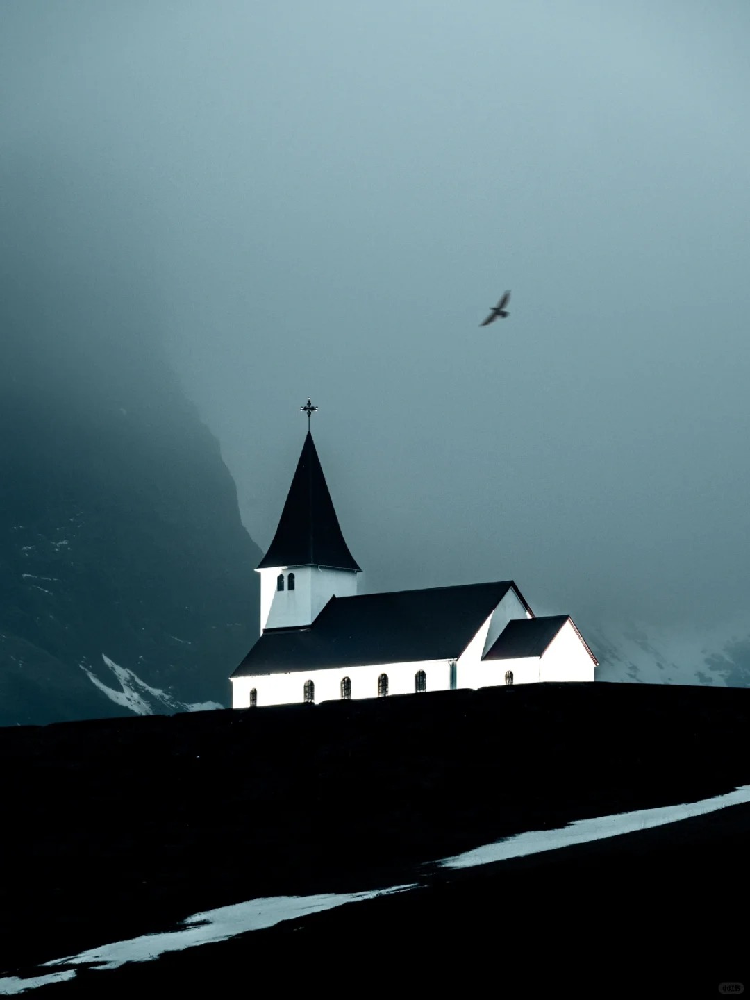 Blue of the Iceland· 静谧的尽头～
蓝色时刻笼罩着
起伏的山