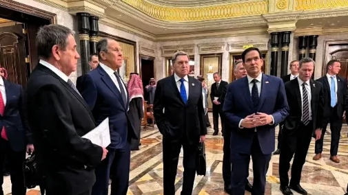 应该是谈崩了！
俄罗斯美国利雅得会谈休息期间，双方谁也不搭理谁，背着手的拉夫罗夫