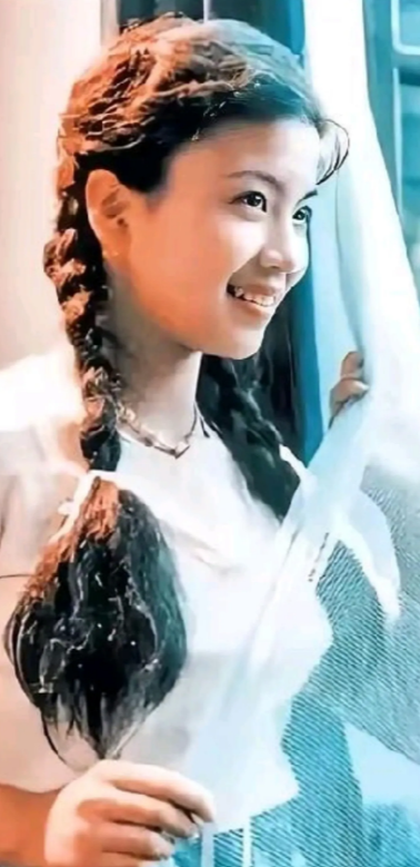 这位美女是谁？有人能认出吗？如今55岁依然未婚却很幸福！她的歌声红遍大江南北，首