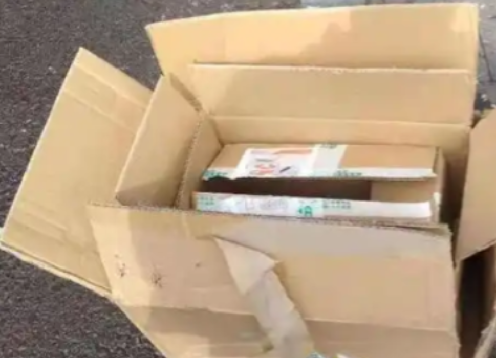 2019年11月，北京一位七旬大爷在楼道里捡了个废弃纸箱，卖了9块钱，结果却惹上