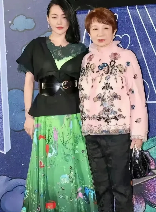 小S在前日发文表达对大S的思念，
次日便离开湾湾前往美国了。
如此一来，
传闻许