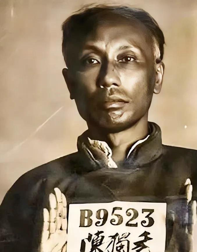 1932年，南京老虎桥监狱，第5次被捕的陈独秀举着编号牌拍照。他此时头发凌乱，眼