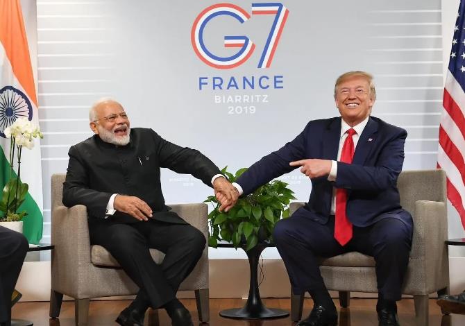 莫迪总理率先向特朗普再次当选美国总统表示祝贺，并配发了四张两人亲密互动的照片，他