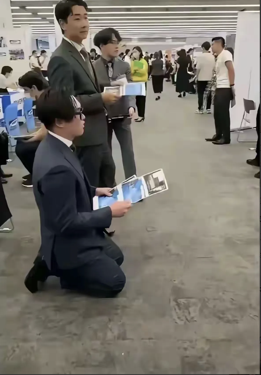 图为日本招工现场，HR跪求打工人来工作
很多人说只要咱们继续卷下去，回头就剩下3